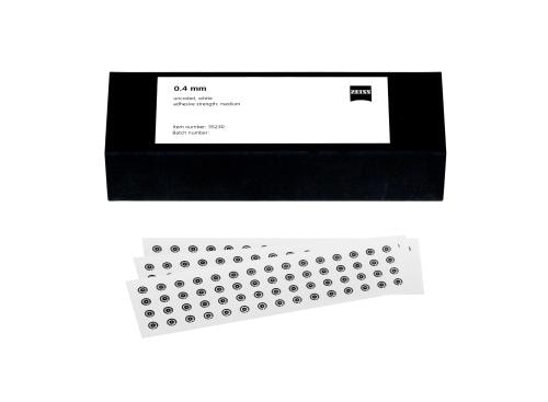 Referenčn&iacute; značky 0,4 mm, b&iacute;l&eacute;, nek&oacute;dovan&eacute;, se středn&iacute; adhezn&iacute; silou, 3000 kusů fotografie produktu