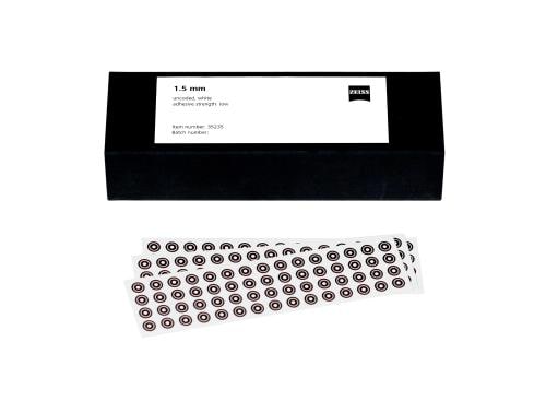 Referenčn&iacute; značky 1,5 mm, b&iacute;l&eacute;, nek&oacute;dovan&eacute;, s n&iacute;zkou adhezn&iacute; silou, 3000 kusů fotografie produktu